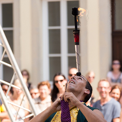 jongleur feu Artiste jongleur cracheur de feu - Animations et spectacles de feu de pyrotechnies pour toutes vos évènements en Hautes Pyrénées (65),Gers (32), Landes (40) et Pyrénées-Atlantiques (64)