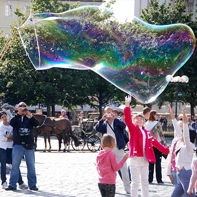 Bubble creator et ateliers de bulles pour vos festivités en Hautes Pyrénées (65), Gers (32), Landes (40) et Pyrénées-Atlantiques (64)