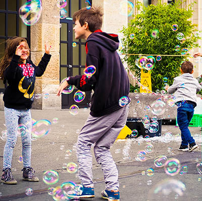 Animation bulles de savons pour enfants et ateliers pour vos festivités en Hautes Pyrénées - (65), Gers (32), Landes (40) et Pyrénées-Atlantiques (64)