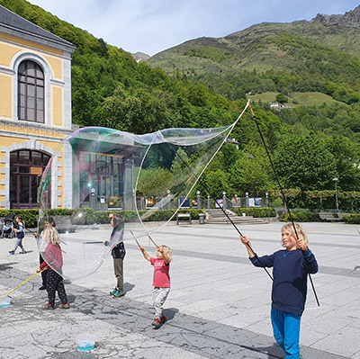 Magicien de bulles géantes par cher - Animations ballons sculptés pour enfants et ateliers pour vos festivités en Hautes Pyrénées (65), Gers (32), Landes (40) et Pyrénées-Atlantiques (64)