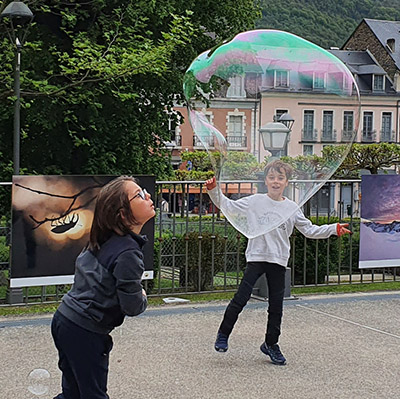 Artiste avec bulles géantes sculptées pour enfants et ateliers pour vos festivités en Hautes Pyrénées (65), Gers (32), Landes (40) et Pyrénées-Atlantiques (64)