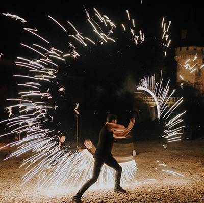 Jongleur avec des artifices - Animations et spectacles de feu de pyrotechnies pour toutes vos évènements en Hautes Pyrénées (65),Gers (32), Landes (40) et Pyrénées-Atlantiques (64)