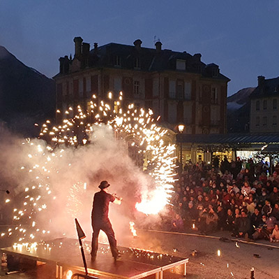 Intervenant Jongleur de feu - Animations et spectacles de feu de pyrotechnies pour toutes vos évènements en Hautes Pyrénées (65), Gers (32), Landes (40) et Pyrénées-Atlantiques (64)