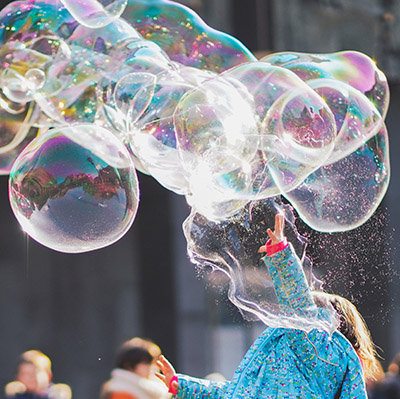 Activité ALSH avec bulles géantes sculptées pour enfants et ateliers pour vos festivités en Hautes Pyrénées (65), Gers (32), Landes (40) et Pyrénées-Atlantiques (64)